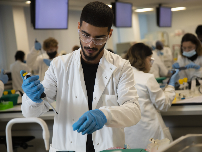 Undergraduate life sciences student in the labs