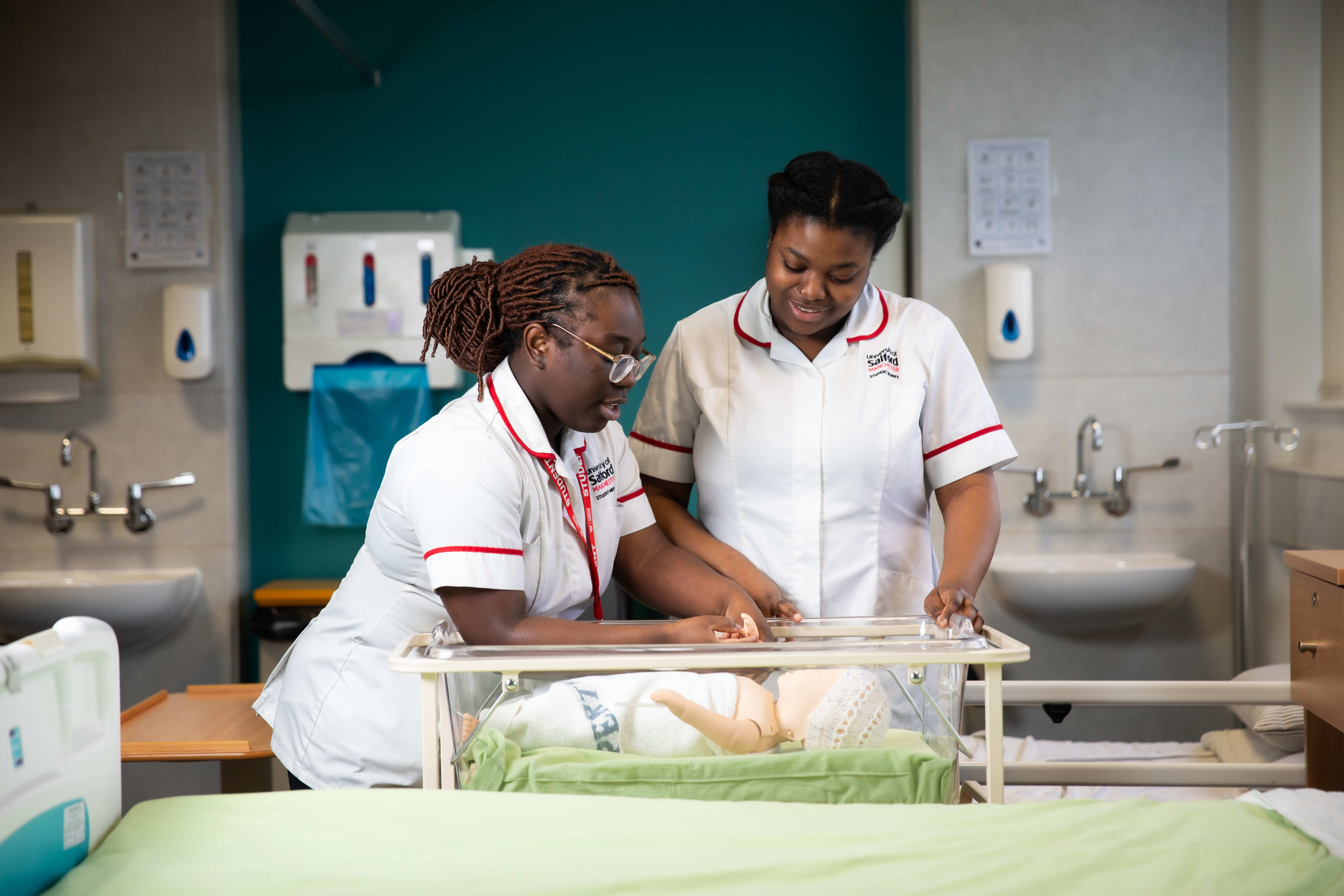 2 nursing student in in midwifery session