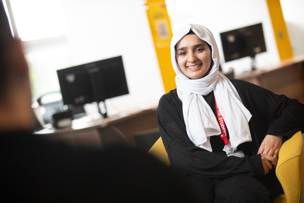 Student visiting the askUS desk