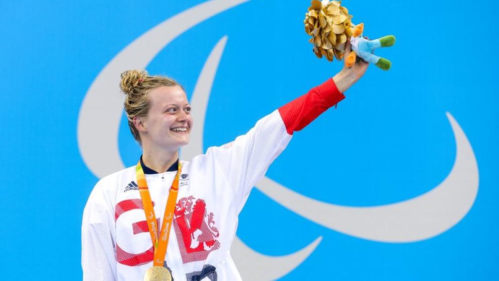 Hannah Russell MBE holding gold award in Rio de Janeiro 2016