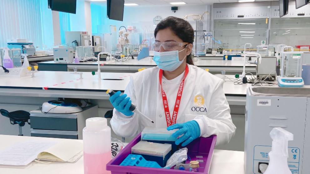 Biomedicine student Sana in the labs