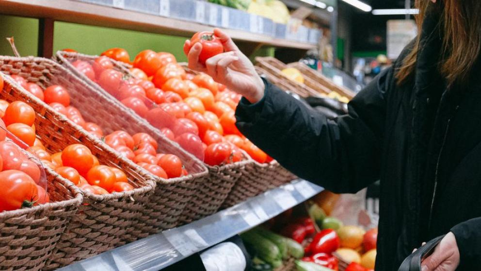 Person doing food shopping