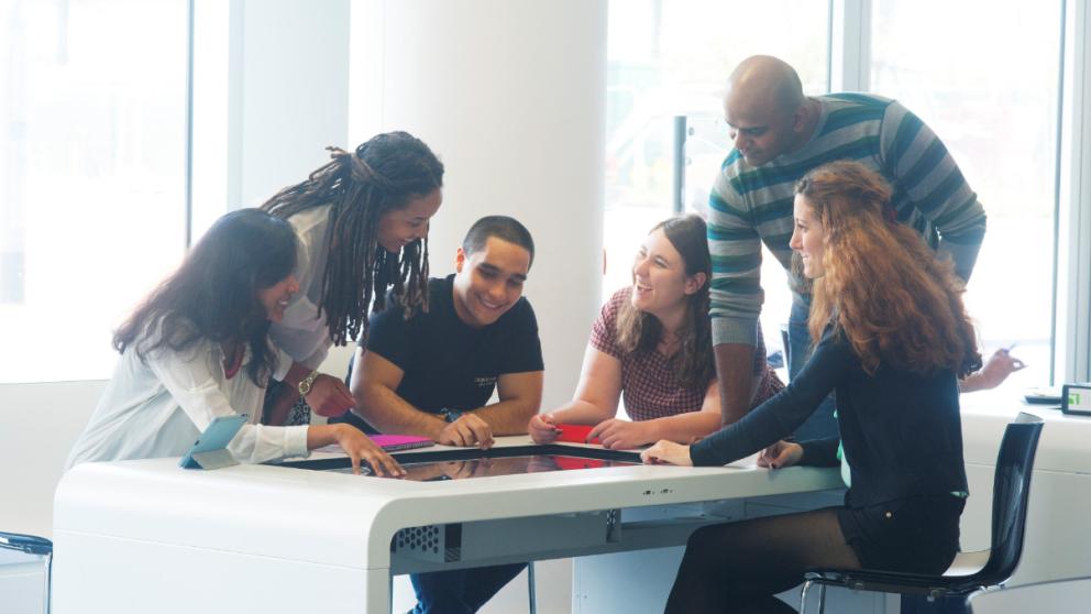 Business students working together 