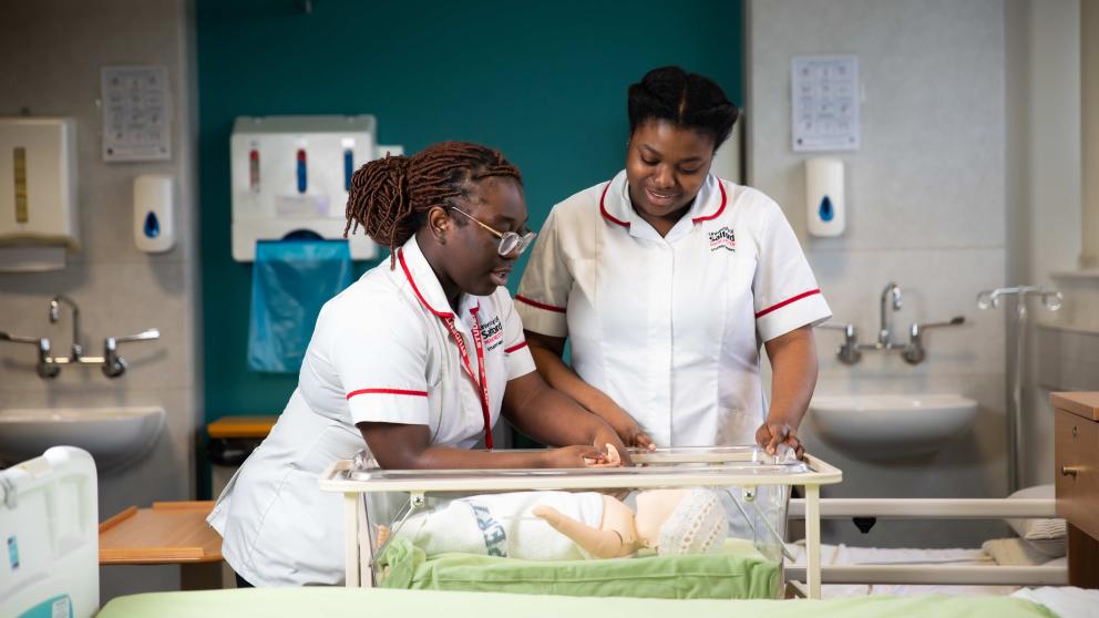 2 nursing student in in midwifery session