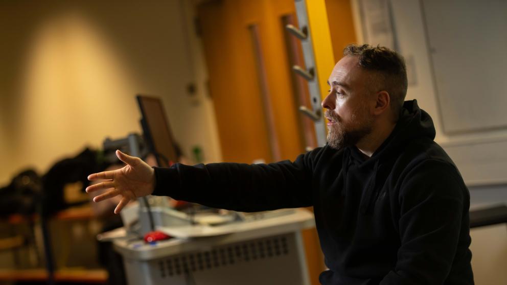 Mike speaking with his arm extended 