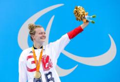 Hannah Russell MBE holding gold award in Rio de Janeiro 2016