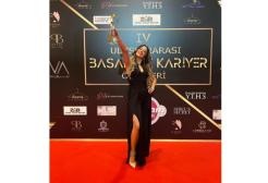 Ozgun Avincsal with award