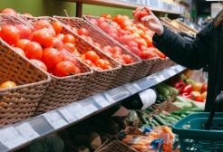 Person doing food shopping