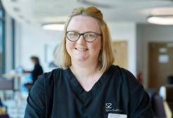 Louise Annesley, apprenticeship in biomedical science in medical scrub top